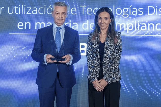 Premio a la Mejor utilización de tecnologías disruptivas en materia de Compliance. Eduardo Garde Morales, BBVA y Begoña Fernández, Deloitte Legal
