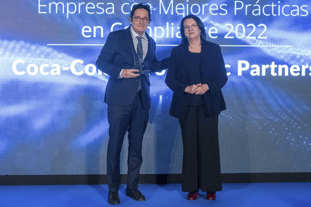 Premio a la Empresa con Mejores Prácticas en Compliance 2022. Juan de Rueda, Coca-Cola Europacific Partners Iberia y Ana I. Pereda