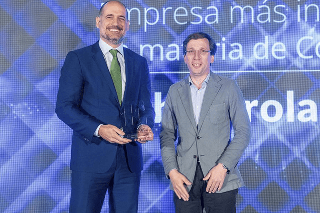 Premio a la Empresa más Innovadora en Materia de Compliance. Fernando Fraile González, Iberdrola y José Luis Martínez-Almeida, alcalde de Madrid
