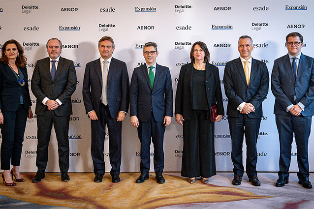 Félix Bolaños junto con Ana I. Pereda y miembros del jurado.