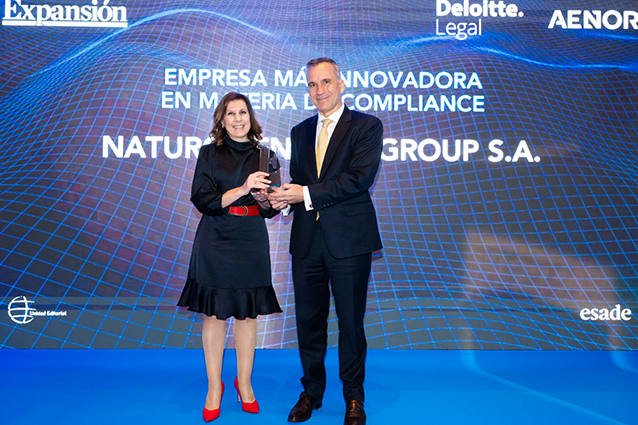 Isabel González Alfaro, 'compliance officer' de Naturgy, con Rafael García Meiro, CEO de Aenor.