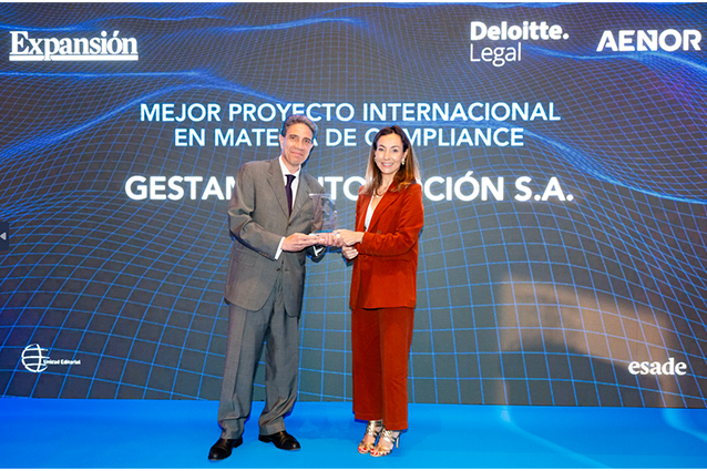 David Vázquez Pascual, director de asesoría jurídica y secretario del consejo de administración de Gestamp Automoción, con Begoña Fernández, socia de Deloitte Legal.