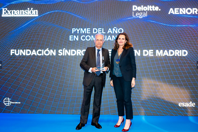 Ignacio Egea, presidente del patronato de Down Madrid, con Laura Múgica, directora general y consejera de Unidad Editorial.