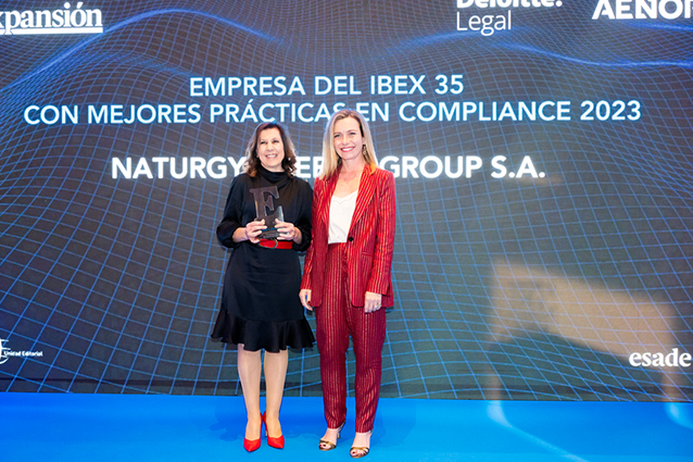 Isabel González Alfaro, 'compliance officer' de Naturgy, con María Guinot, socia de Deloitte Legal.