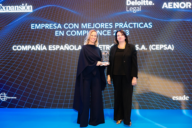 Cristina Fabre Chicano, directora corporativa de auditoría interna, cumplimiento y riesgos de Cepsa, con Ana I. Pereda, directora de EXPANSIÓN.